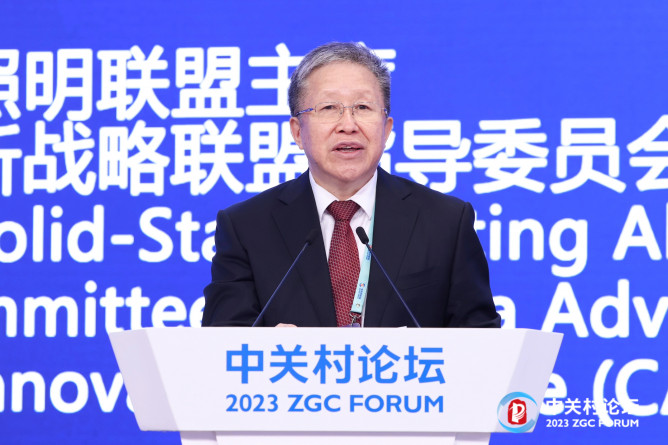 5.科學(xué)技術(shù)部原副部長(zhǎng)、國(guó)際半導(dǎo)體照明聯(lián)盟主席曹健林致辭