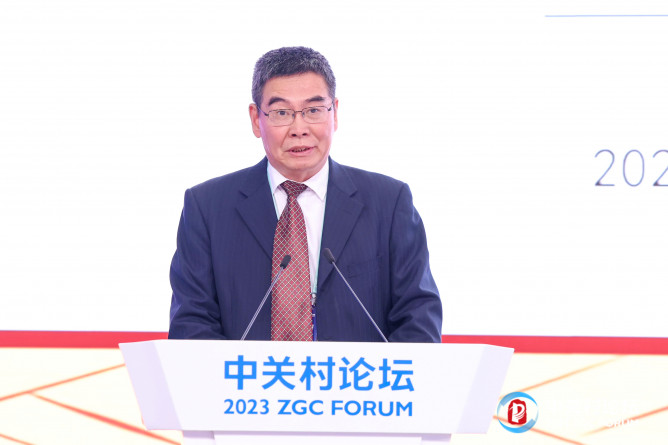 8.第三代半導(dǎo)體產(chǎn)業(yè)技術(shù)創(chuàng)新戰(zhàn)略聯(lián)盟副理事長(zhǎng)兼秘書(shū)長(zhǎng)楊富華發(fā)布《推動(dòng)第三代半導(dǎo)體應(yīng)用，踐行&ldquo;雙碳&rdquo;戰(zhàn)略倡議》