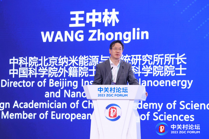 17.中科院北京納米能源與系統(tǒng)研究所所長(zhǎng)、中國(guó)科學(xué)院外籍院士、歐洲科學(xué)院院士王中林做《第三代半導(dǎo)體的壓電電子學(xué)與壓電光電子學(xué)》主題報(bào)告