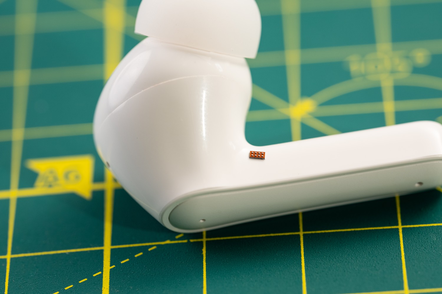  MSPM0C1104<em></em>
                    與無線耳機(jī)之間的尺寸對(duì)比